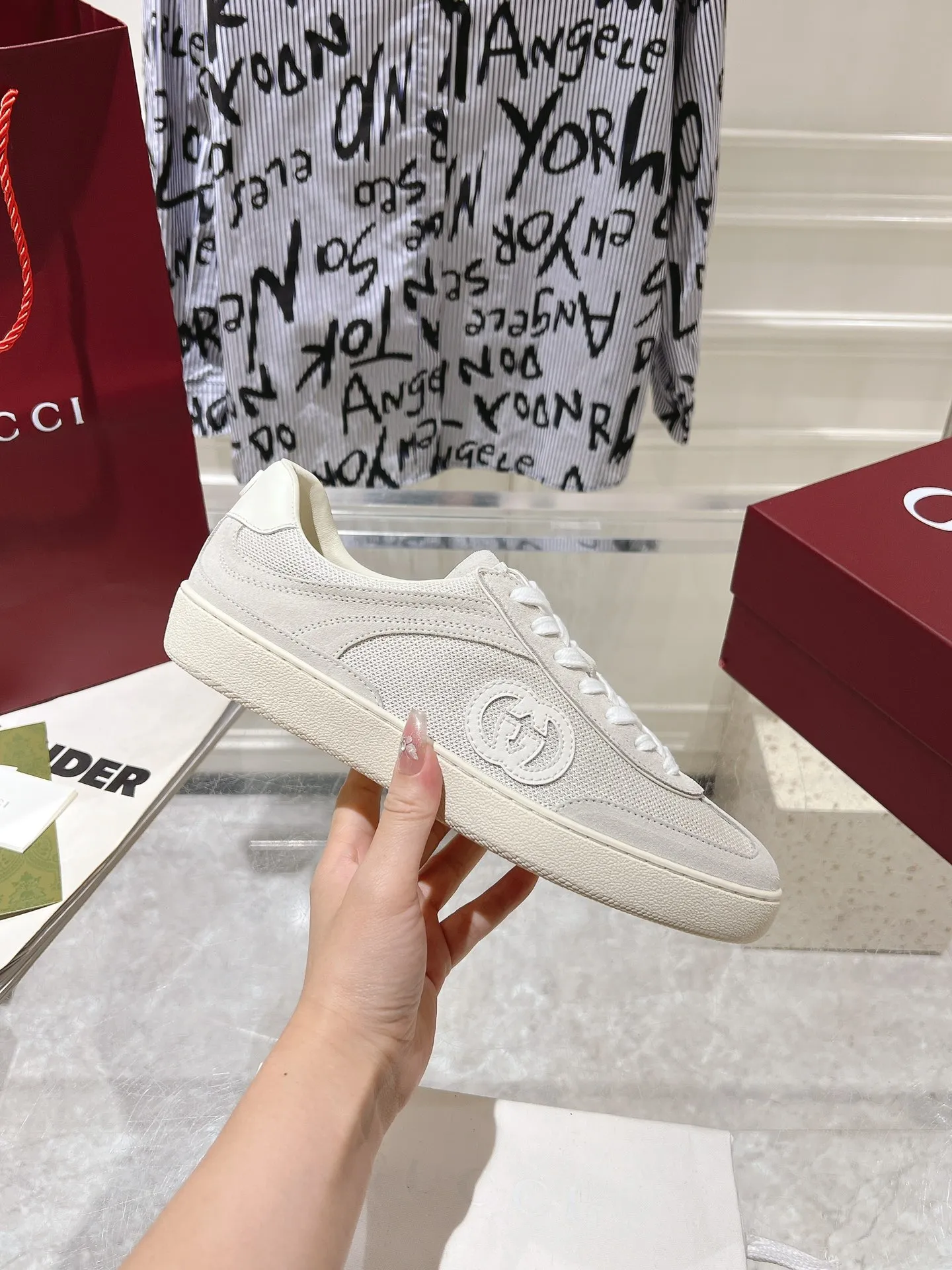 👟👟Ex-factory price 540👟👟Men's size +10 New upgraded version🔥Gucci 2024 new white shoes casual shoes hot recommendation, original TPU soles, original fabrics, original sheepskin lining sheepskin feet🔥Original cover craftsmanship is reproduced one to one! The pursuit of ultimate comfort! 🔥🔥 [Love] Fabric: Imported cow suede + mesh [Love] Packing: Counter-matched red shoe box ➕ Aviation airplane box [Love] Code number: 35-45